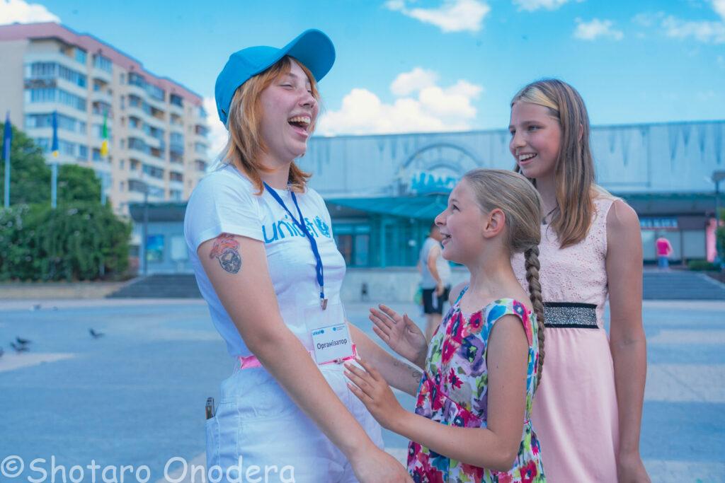 あの夏、いつもリーザはじけるような笑顔で笑っていた。リーザと遊ぶ子供たちも、心の底から楽しそうに、腹から声を出して笑っていた。リーザの笑顔はブチャの太陽だった。